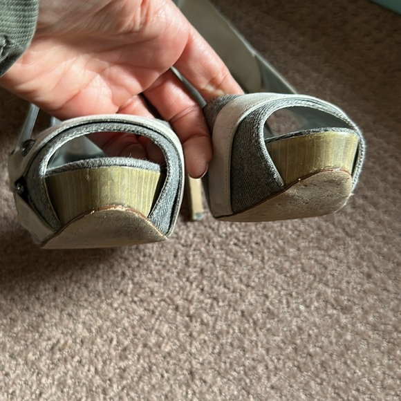 Marciano grey corduroy / suede peep toe platform heel sandals sz 6 - Picture 3 of 8